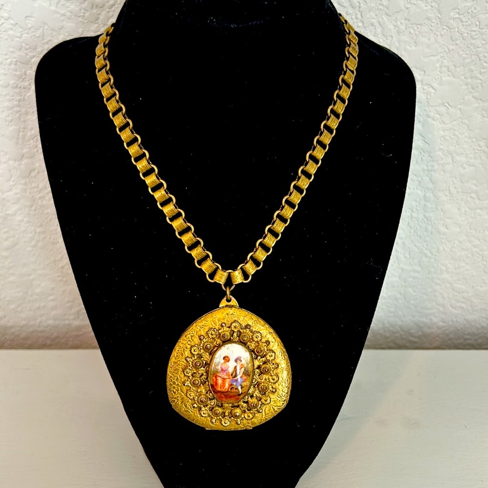 Vintage victorian picture locket necklace